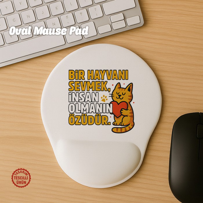 Bir Hayvanı Sevmek İnsan Olmanın Özüdür Oval Mouse Pad